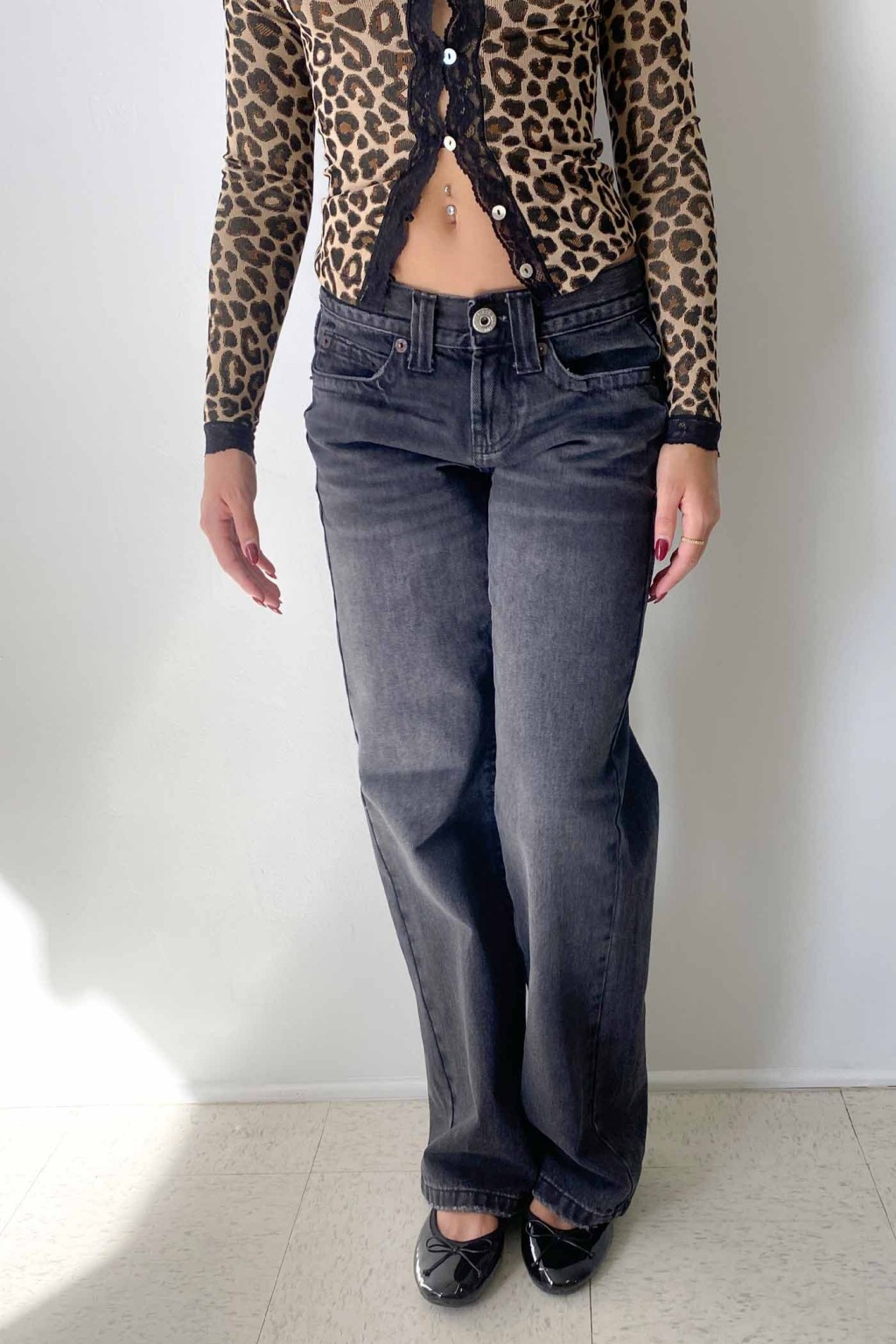 Relaxed Fit Low Boyfriend Jeans with Trendy Low-Rise Waist for Casual Style