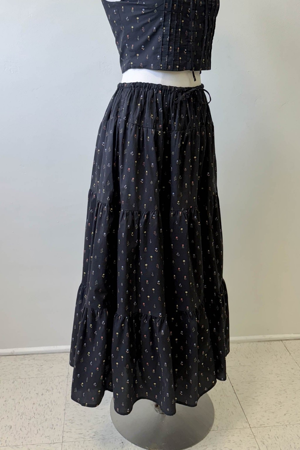 Feminine Floral Midi Skirt with Flowing Fabric for Effortless Style