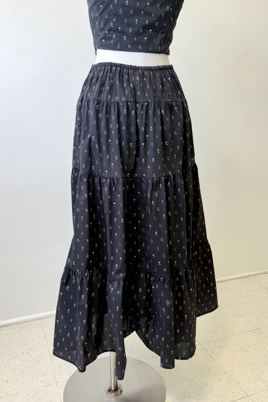 Feminine Floral Midi Skirt with Flowing Fabric for Effortless Style