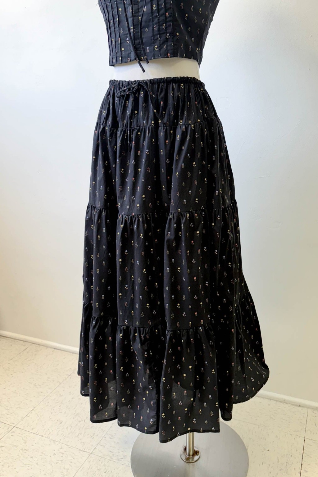 Feminine Floral Midi Skirt with Flowing Fabric for Effortless Style