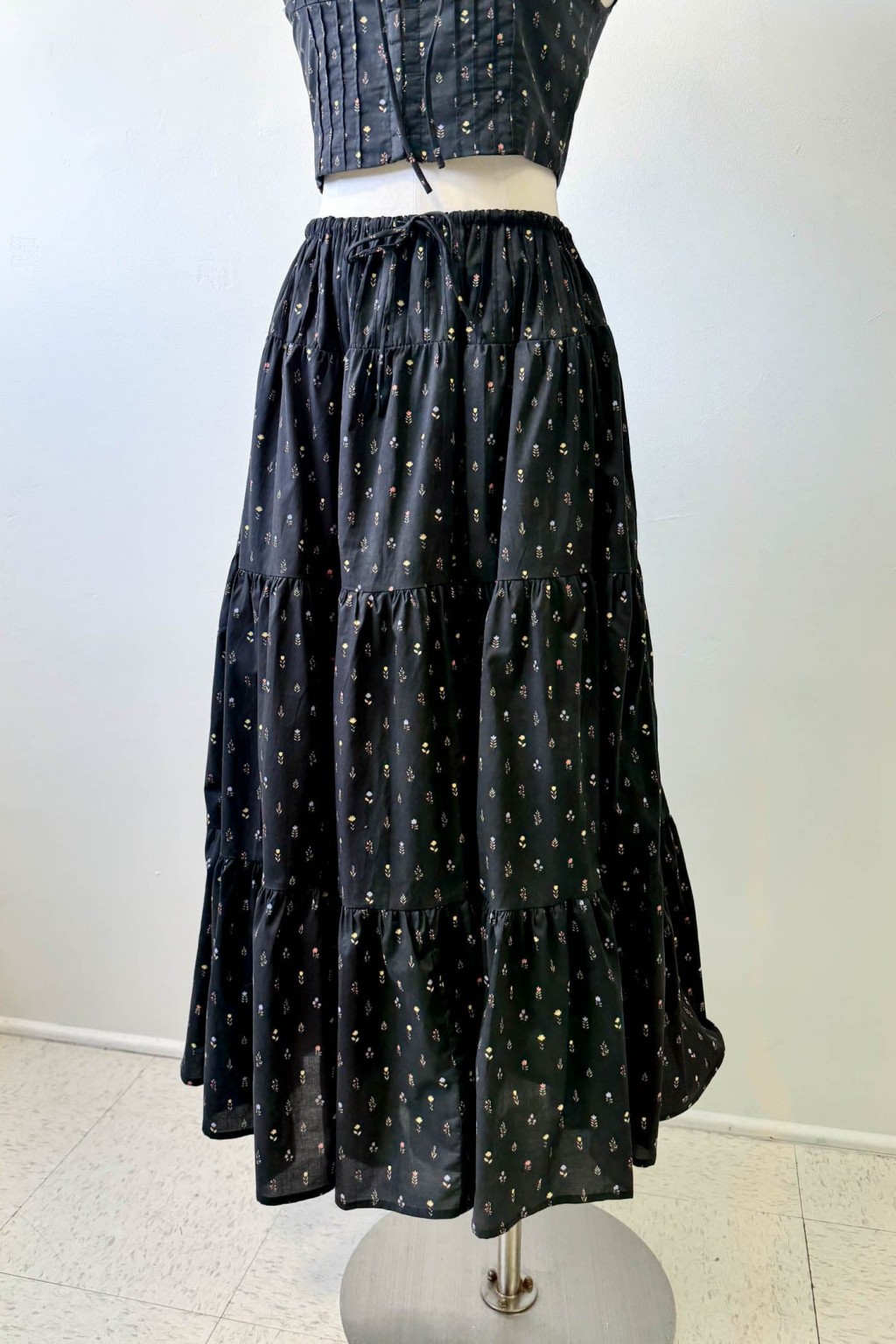 Feminine Floral Midi Skirt with Flowing Fabric for Effortless Style