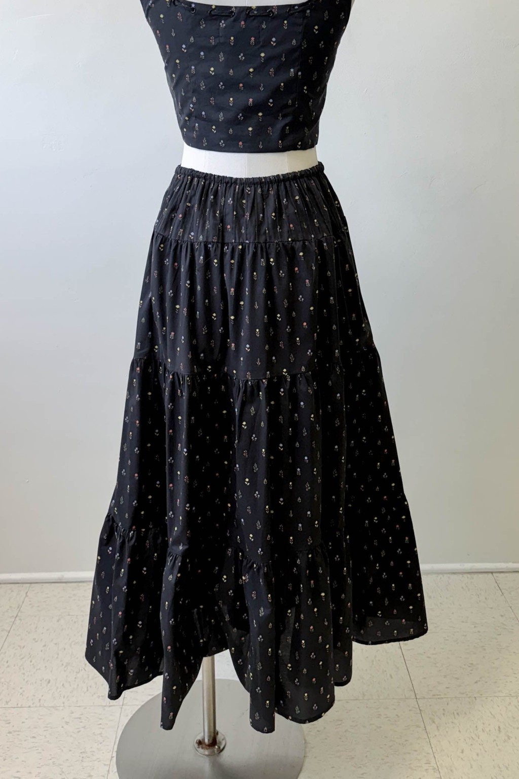 Feminine Floral Midi Skirt with Flowing Fabric for Effortless Style