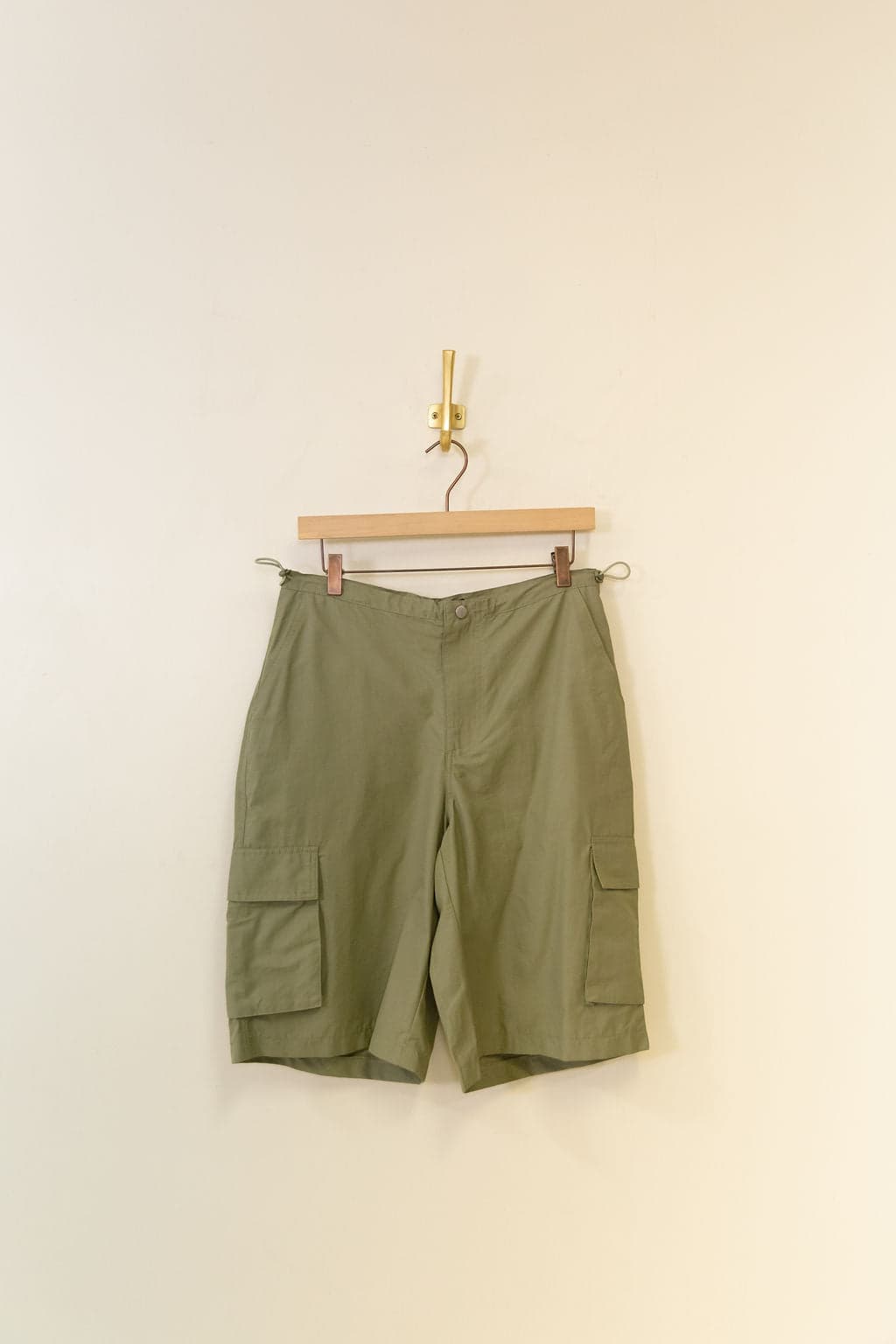Urban-Inspired West Coast Cargo Shorts Combining Practicality and Street Style